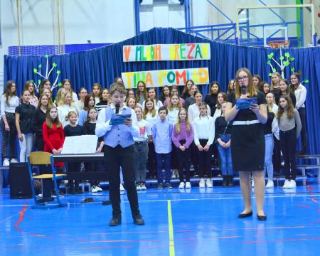 Prireditev učenk in učencev Osnovne šole Šmartno v Tuhinju V mladih brezah tiha pomlad (4)